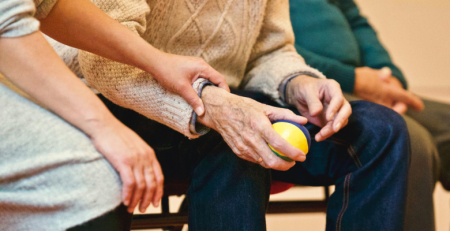Risco de desenvolver Alzheimer “substancialmente maior” entre idosos que tiveram COVID-19
